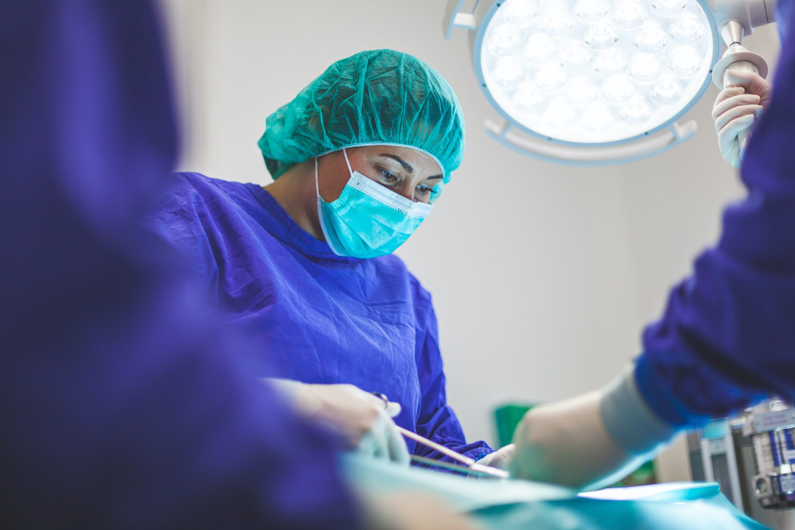 lekarka w maseczce przeprowadzająca operacje